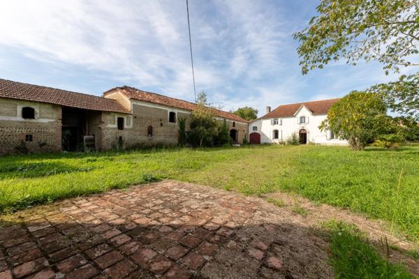 Larreule - Hautes-Pyrénées - Maison de maître de 265 m² + terrain constructible et dépendances.