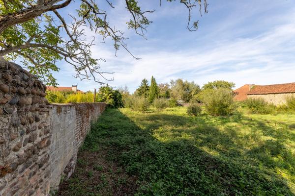 Larreule - Hautes-Pyrénées - Maison de maître de 265 m² + terrain constructible et dépendances.