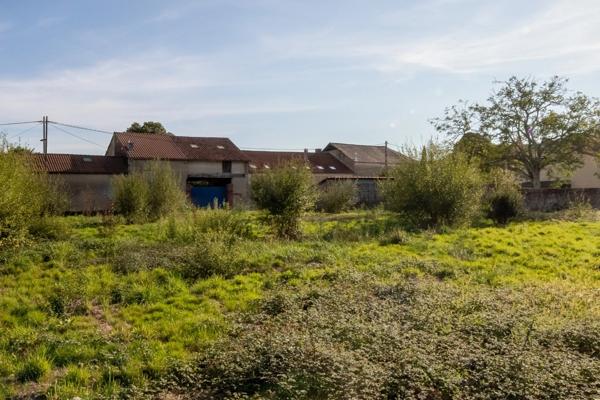 Larreule - Hautes-Pyrénées - Maison de maître de 265 m² + terrain constructible et dépendances.