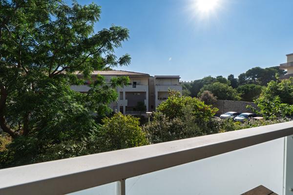 APPARTEMENT T2 À VENDRE À SÈTE, RÉSIDENCE RÉCENTE, TERRASSE, ASCENSEUR ET DEUX PARKINGS EN SOUS-SOL.