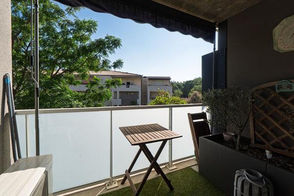APPARTEMENT T2 À VENDRE À SÈTE, RÉSIDENCE RÉCENTE, TERRASSE, ASCENSEUR ET DEUX PARKINGS EN SOUS-SOL.