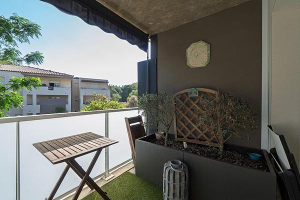 APPARTEMENT T2 À VENDRE À SÈTE, RÉSIDENCE RÉCENTE, TERRASSE, ASCENSEUR ET DEUX PARKINGS EN SOUS-SOL.