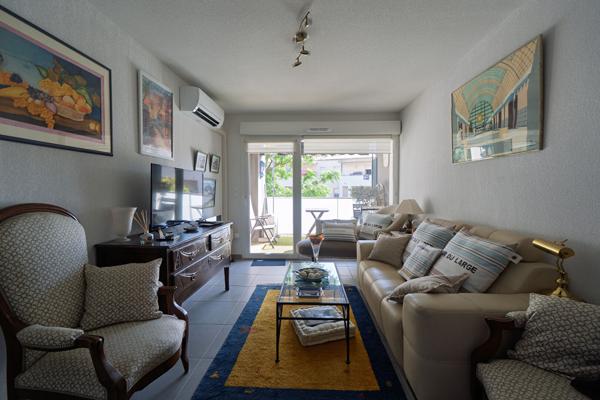 APPARTEMENT T2 À VENDRE À SÈTE, RÉSIDENCE RÉCENTE, TERRASSE, ASCENSEUR ET DEUX PARKINGS EN SOUS-SOL.