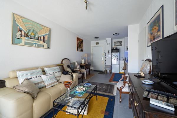 APPARTEMENT T2 À VENDRE À SÈTE, RÉSIDENCE RÉCENTE, TERRASSE, ASCENSEUR ET DEUX PARKINGS EN SOUS-SOL.
