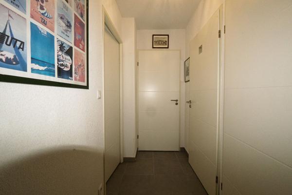 APPARTEMENT T2 À VENDRE À SÈTE, RÉSIDENCE RÉCENTE, TERRASSE, ASCENSEUR ET DEUX PARKINGS EN SOUS-SOL.
