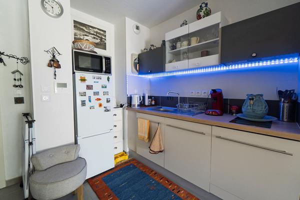 APPARTEMENT T2 À VENDRE À SÈTE, RÉSIDENCE RÉCENTE, TERRASSE, ASCENSEUR ET DEUX PARKINGS EN SOUS-SOL.