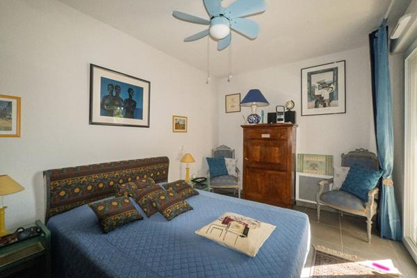 APPARTEMENT T2 À VENDRE À SÈTE, RÉSIDENCE RÉCENTE, TERRASSE, ASCENSEUR ET DEUX PARKINGS EN SOUS-SOL.