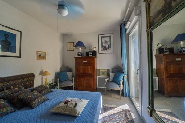 APPARTEMENT T2 À VENDRE À SÈTE, RÉSIDENCE RÉCENTE, TERRASSE, ASCENSEUR ET DEUX PARKINGS EN SOUS-SOL.