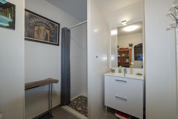 APPARTEMENT T2 À VENDRE À SÈTE, RÉSIDENCE RÉCENTE, TERRASSE, ASCENSEUR ET DEUX PARKINGS EN SOUS-SOL.