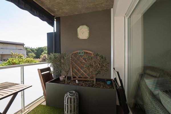 APPARTEMENT T2 À VENDRE À SÈTE, RÉSIDENCE RÉCENTE, TERRASSE, ASCENSEUR ET DEUX PARKINGS EN SOUS-SOL.