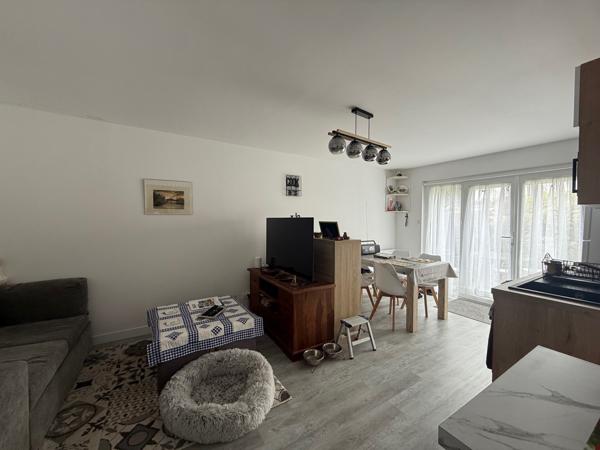 Saint-Georges-de-Didonne (17110) 

700 M DU CENTRE VILLE & 950 DE LA PLAGE APPARTEMENT D'ENVIRON 43M² ENTIEREMENT RENOVE avec 2 beaux espaces de