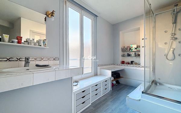 Appartement à vendre    2 pièces • 83,93 m2 Néris-les-Bains