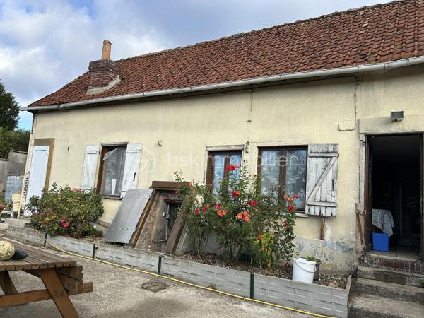 Plongez-vous dans l'ambiance d'antan avec cette maison du XVIIIe siècle, nichée dans un cadre authentique. Idéale pour les passionnés d'histoire et d'architecture, cette propriété offre une immersion totale dans une époque révolue, avec le charme et l'élégance des anciennes bâtisses.

D'une superficie de 42 m², cette maison dispose de 2 pièces agencées de manière fonctionnelle. Conçue avec des matériaux traditionnels, elle nécessite  des travaux et possède encore son cachet originel.

En bonus, profitez d'une cave pratique pour le stockage de vos précieux biens.

Idéalement située, profitez de la proximité avec les commodités locales et les accès routiers, sans les contraintes d'une copropriété.

Pour découvrir au plus vite ce bien unique avec l'aide de Virginie CHEVALLIER, contactez-nous !
