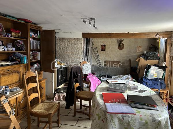 Plongez-vous dans l'ambiance d'antan avec cette maison du XVIIIe siècle, nichée dans un cadre authentique. Idéale pour les passionnés d'histoire et d'architecture, cette propriété offre une immersion totale dans une époque révolue, avec le charme et l'élégance des anciennes bâtisses.

D'une superficie de 42 m², cette maison dispose de 2 pièces agencées de manière fonctionnelle. Conçue avec des matériaux traditionnels, elle nécessite  des travaux et possède encore son cachet originel.

En bonus, profitez d'une cave pratique pour le stockage de vos précieux biens.

Idéalement située, profitez de la proximité avec les commodités locales et les accès routiers, sans les contraintes d'une copropriété.

Pour découvrir au plus vite ce bien unique avec l'aide de Virginie CHEVALLIER, contactez-nous !