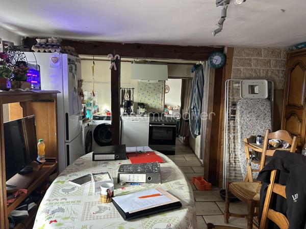 Plongez-vous dans l'ambiance d'antan avec cette maison du XVIIIe siècle, nichée dans un cadre authentique. Idéale pour les passionnés d'histoire et d'architecture, cette propriété offre une immersion totale dans une époque révolue, avec le charme et l'élégance des anciennes bâtisses.

D'une superficie de 42 m², cette maison dispose de 2 pièces agencées de manière fonctionnelle. Conçue avec des matériaux traditionnels, elle nécessite  des travaux et possède encore son cachet originel.

En bonus, profitez d'une cave pratique pour le stockage de vos précieux biens.

Idéalement située, profitez de la proximité avec les commodités locales et les accès routiers, sans les contraintes d'une copropriété.

Pour découvrir au plus vite ce bien unique avec l'aide de Virginie CHEVALLIER, contactez-nous !