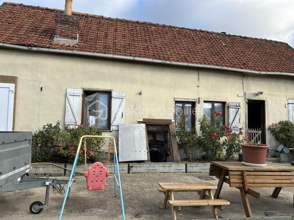 Plongez-vous dans l'ambiance d'antan avec cette maison du XVIIIe siècle, nichée dans un cadre authentique. Idéale pour les passionnés d'histoire et d'architecture, cette propriété offre une immersion totale dans une époque révolue, avec le charme et l'élégance des anciennes bâtisses.

D'une superficie de 42 m², cette maison dispose de 2 pièces agencées de manière fonctionnelle. Conçue avec des matériaux traditionnels, elle nécessite  des travaux et possède encore son cachet originel.

En bonus, profitez d'une cave pratique pour le stockage de vos précieux biens.

Idéalement située, profitez de la proximité avec les commodités locales et les accès routiers, sans les contraintes d'une copropriété.

Pour découvrir au plus vite ce bien unique avec l'aide de Virginie CHEVALLIER, contactez-nous !