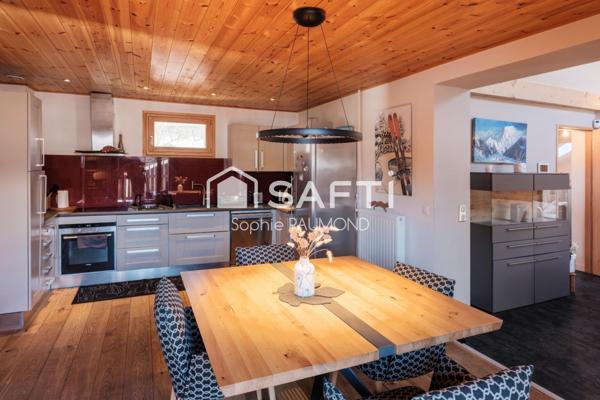Chalet avec dépendances: terrasses, garages, parking