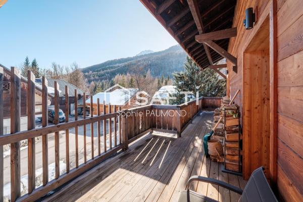 Chalet avec dépendances: terrasses, garages, parking