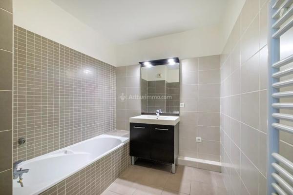 Vente                                                      Appartement
                        
                     2 pièces                      48 m2                     à Villeurbanne