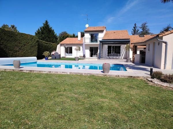 Belle Maison de 189 m² avec piscine dans environnement calme et verdoyant de Migné Auxances
