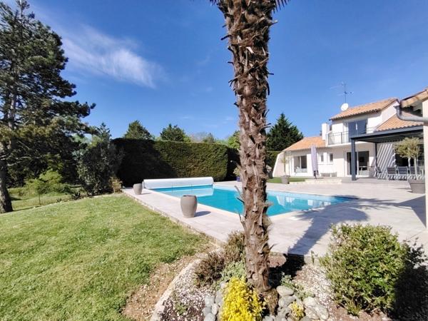 Belle Maison de 189 m² avec piscine dans environnement calme et verdoyant de Migné Auxances