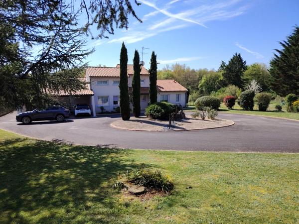 Belle Maison de 189 m² avec piscine dans environnement calme et verdoyant de Migné Auxances