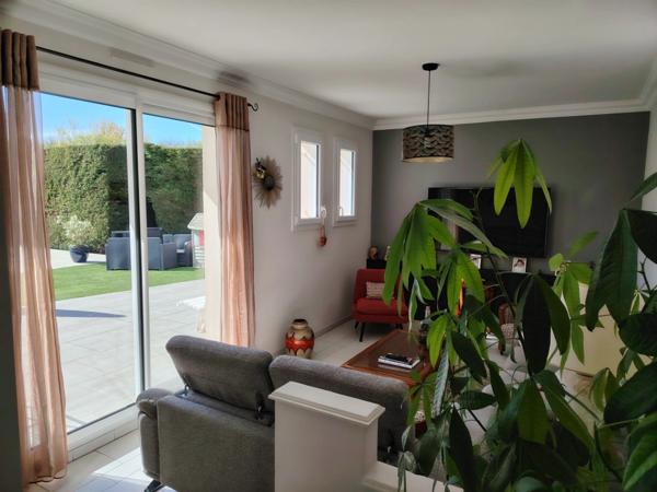 Belle Maison de 189 m² avec piscine dans environnement calme et verdoyant de Migné Auxances