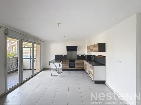 Appartement Saint-maximin-la-sainte-baume avec deux chambres, terrasse, garage et place de parking.
