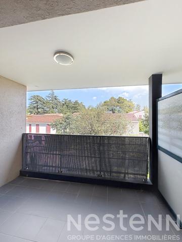 Appartement Saint-maximin-la-sainte-baume avec deux chambres, terrasse, garage et place de parking.