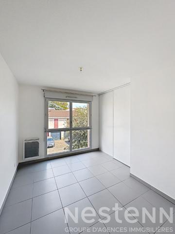 Appartement Saint-maximin-la-sainte-baume avec deux chambres, terrasse, garage et place de parking.