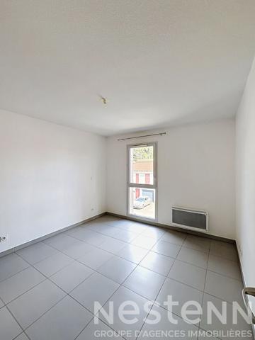 Appartement Saint-maximin-la-sainte-baume avec deux chambres, terrasse, garage et place de parking.