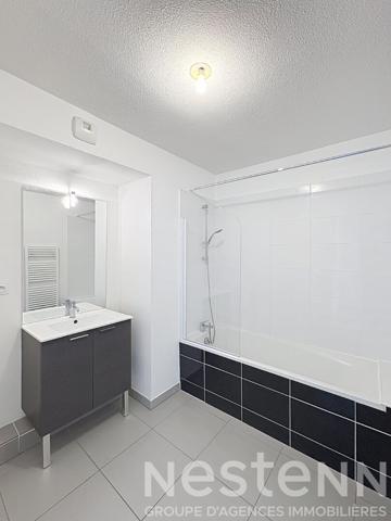 Appartement Saint-maximin-la-sainte-baume avec deux chambres, terrasse, garage et place de parking.