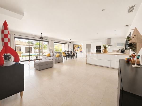 A VENDRE-Maison récente de plain-pied La Crau 5 pièce(s) 120m2 - Secteur résidentiel et recherché, piscine.