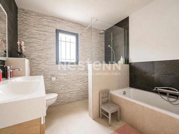 A VENDRE-Maison récente de plain-pied La Crau 5 pièce(s) 120m2 - Secteur résidentiel et recherché, piscine.