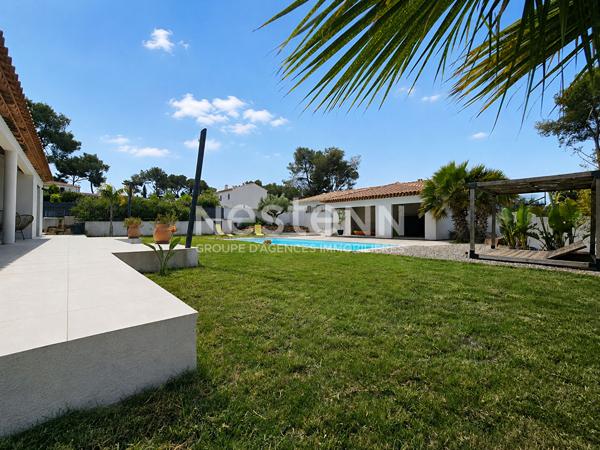 A VENDRE-Maison récente de plain-pied La Crau 5 pièce(s) 120m2 - Secteur résidentiel et recherché, piscine.