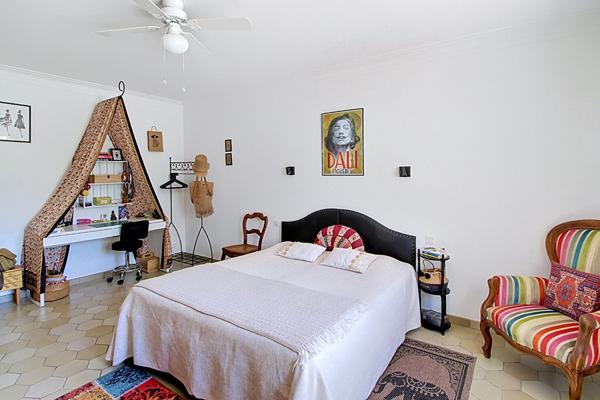 A VENDRE EN EXCLUSIVITE! Maison de plain-pied avec piscine et studio indépendant.