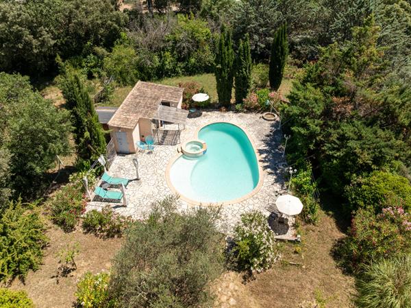 A VENDRE EN EXCLUSIVITE! Maison de plain-pied avec piscine et studio indépendant.