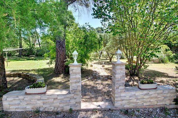 A VENDRE EN EXCLUSIVITE! Maison de plain-pied avec piscine et studio indépendant.