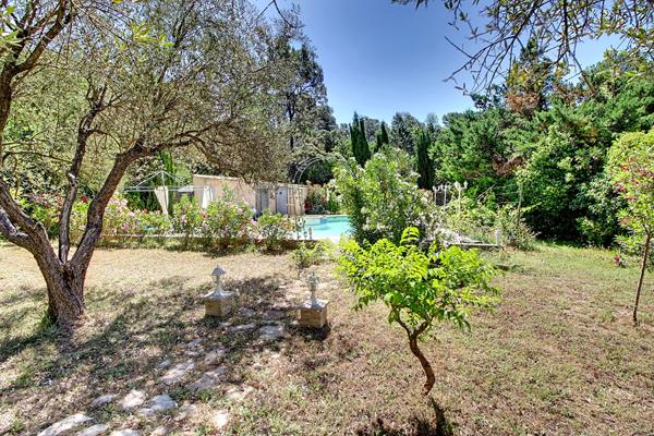 A VENDRE EN EXCLUSIVITE! Maison de plain-pied avec piscine et studio indépendant.
