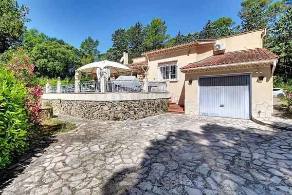 A VENDRE EN EXCLUSIVITE! Maison de plain-pied avec piscine et studio indépendant.