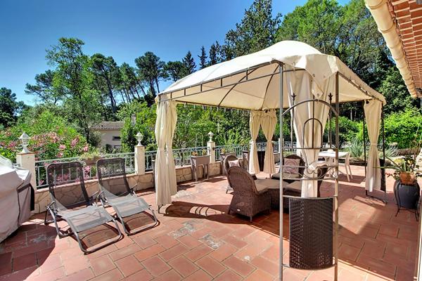A VENDRE EN EXCLUSIVITE! Maison de plain-pied avec piscine et studio indépendant.