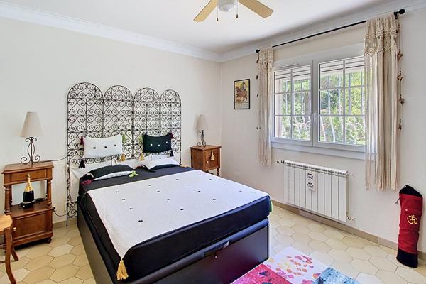 A VENDRE EN EXCLUSIVITE! Maison de plain-pied avec piscine et studio indépendant.
