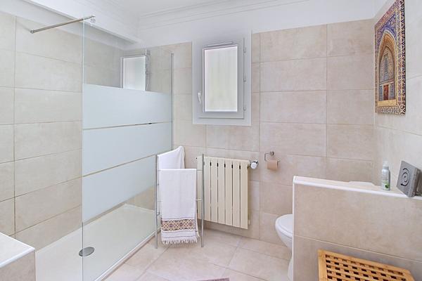 A VENDRE EN EXCLUSIVITE! Maison de plain-pied avec piscine et studio indépendant.
