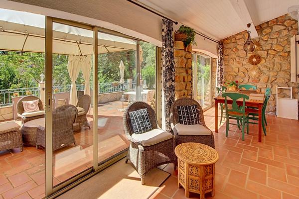 A VENDRE EN EXCLUSIVITE! Maison de plain-pied avec piscine et studio indépendant.
