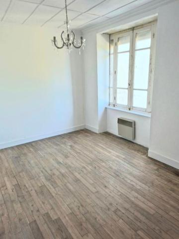 Exclusivité - Le Croisty - Maison de 135.36 m2 - 6 pièces - 3 chambres  -  Jardinet 20 m2 - Prix 125.000