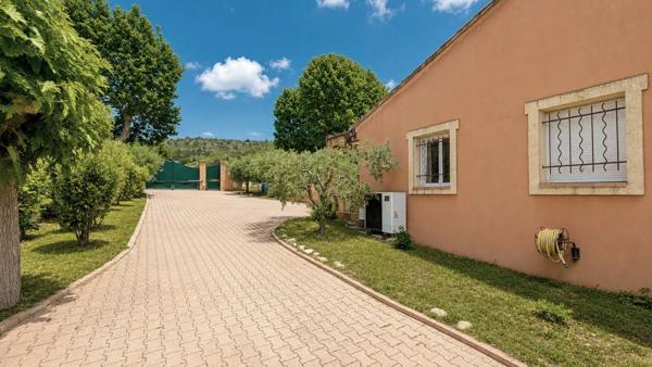 MERINDOL (84) | Maison de plain pied de 168 m² habitables avec 2 gîtes sur un terrain de 870 m² avec piscine