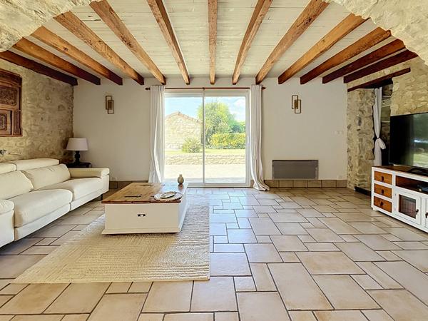Mas en pierre de 269m²  avec parc de 4000m² , 6 chambres