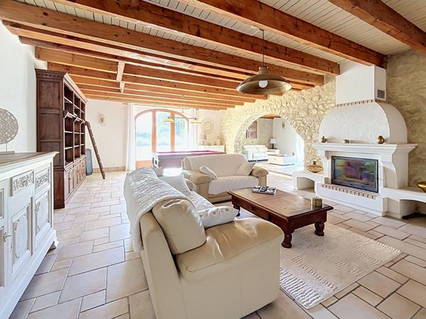 Mas en pierre de 269m²  avec parc de 4000m² , 6 chambres