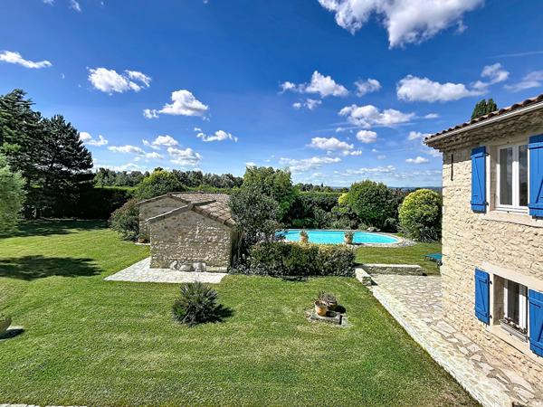Mas en pierre de 269m²  avec parc de 4000m² , 6 chambres