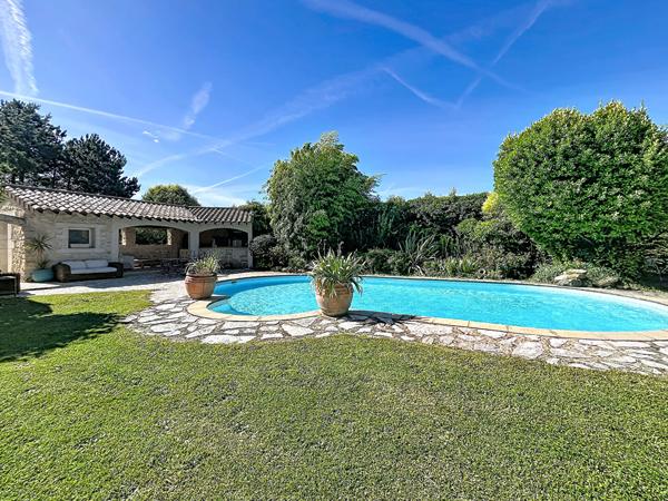 Mas en pierre de 269m²  avec parc de 4000m² , 6 chambres